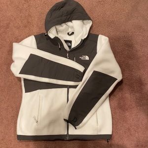 ⭐️⭐️ The North Face Denali hooded jacket